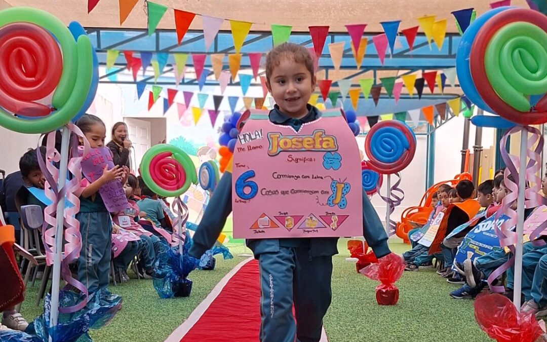 Alumnos de Kinder nos deleitan con desfile