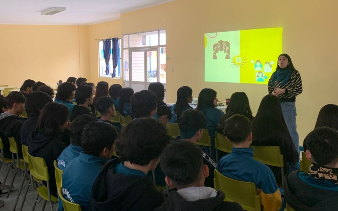 Estudiantes participan en taller sobre resolución de conflictos