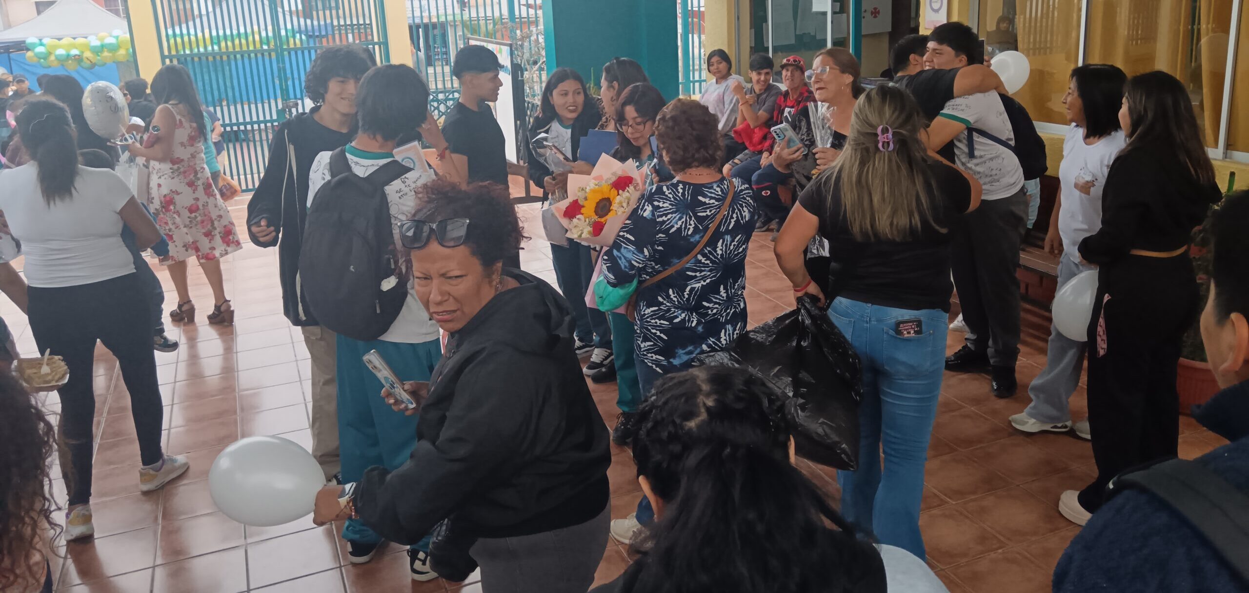 Emotiva despedida para los estudiantes de 4° Medio en su último día de clases