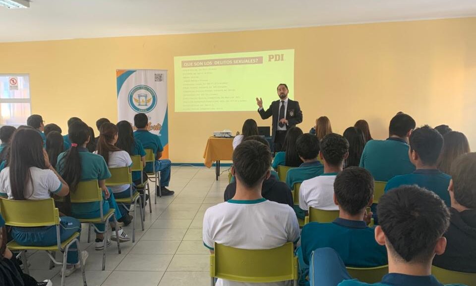 Fiscalía participa en actividad formativa de ley de responsabilidad penal adolescente para estudiantes del colegio Chile Norte