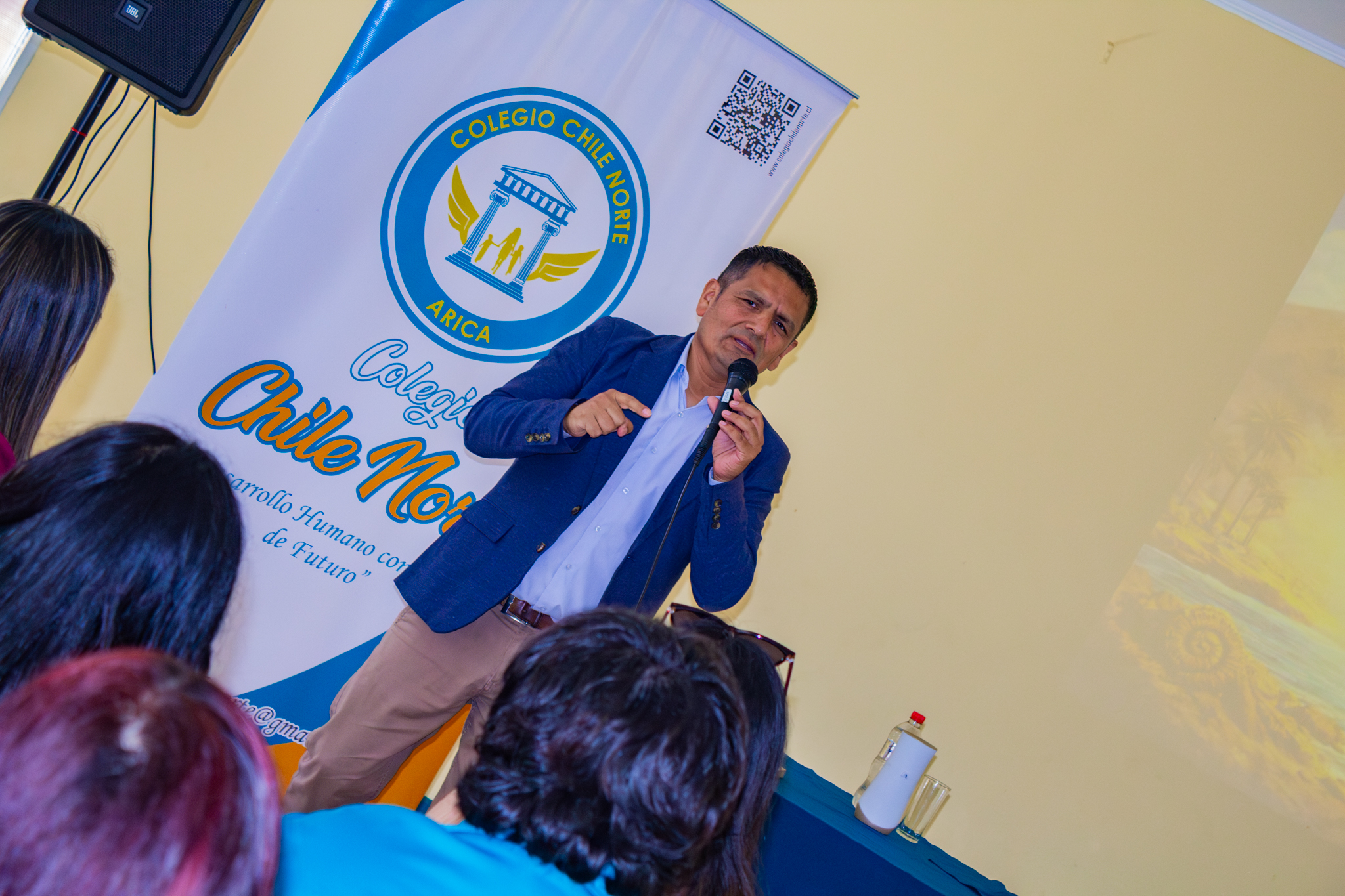 El escritor Roberto Flores Salgado conecta a estudiantes con las raíces de la ciudad