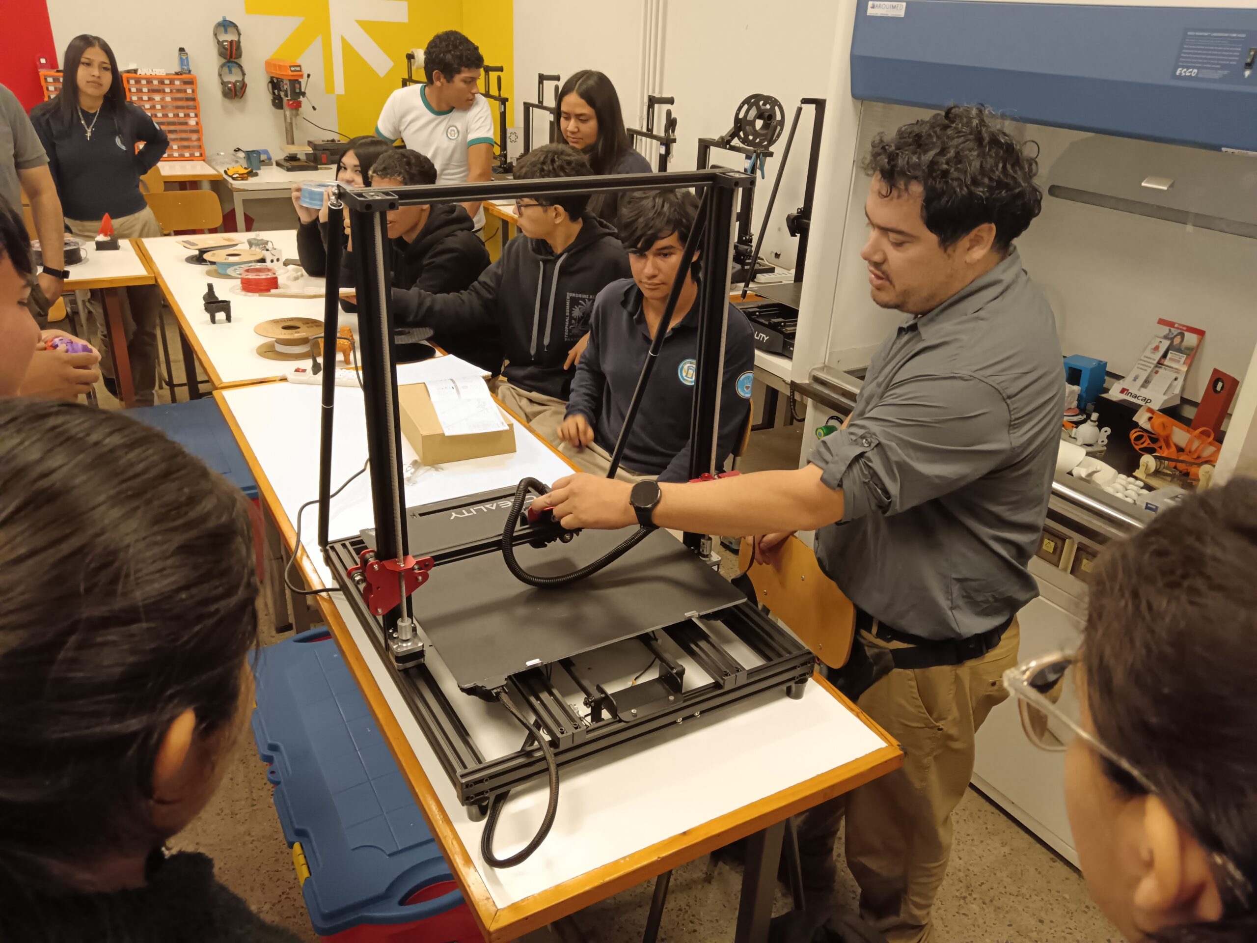 Estudiantes de Conectividad y Redes participaron en innovador taller de Impresión 3D en INACAP