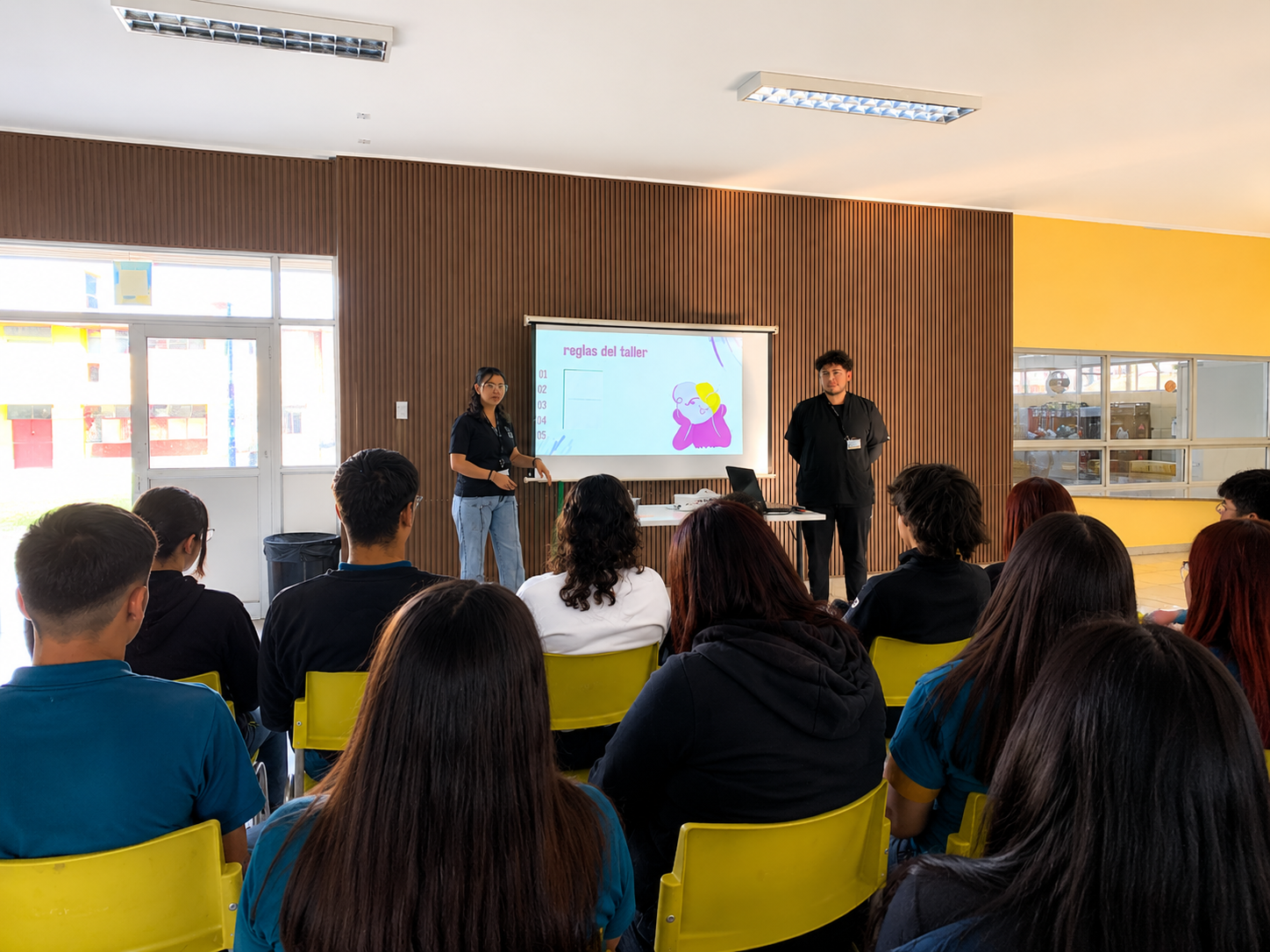 Estudiantes participan en talleres de prevención del suicidio y violencia en el pololeo