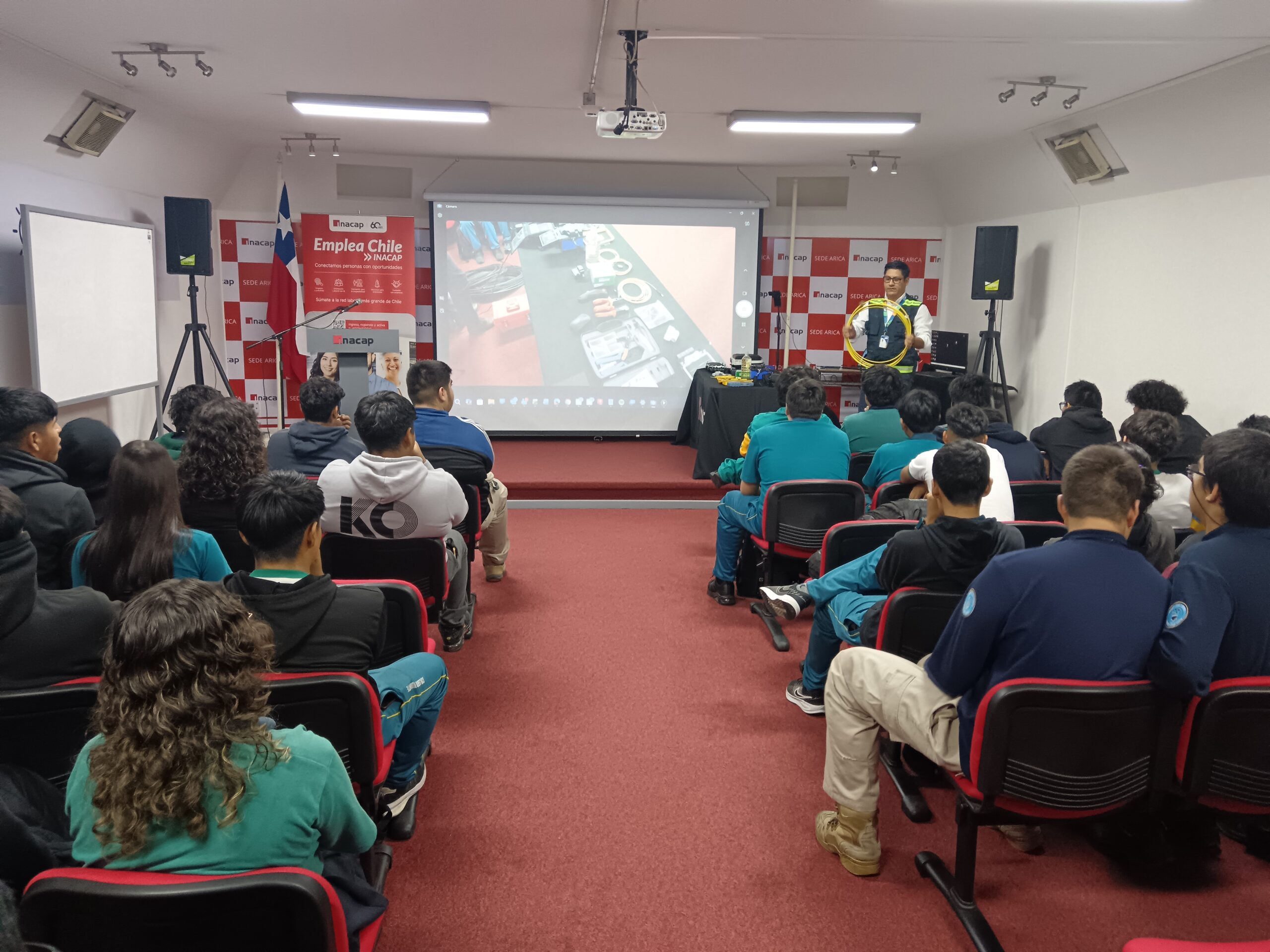 Estudiantes de Conectividad y Redes participan en charla especializada sobre Fibra Óptica gracias al Proyecto CAUCE de INACAP