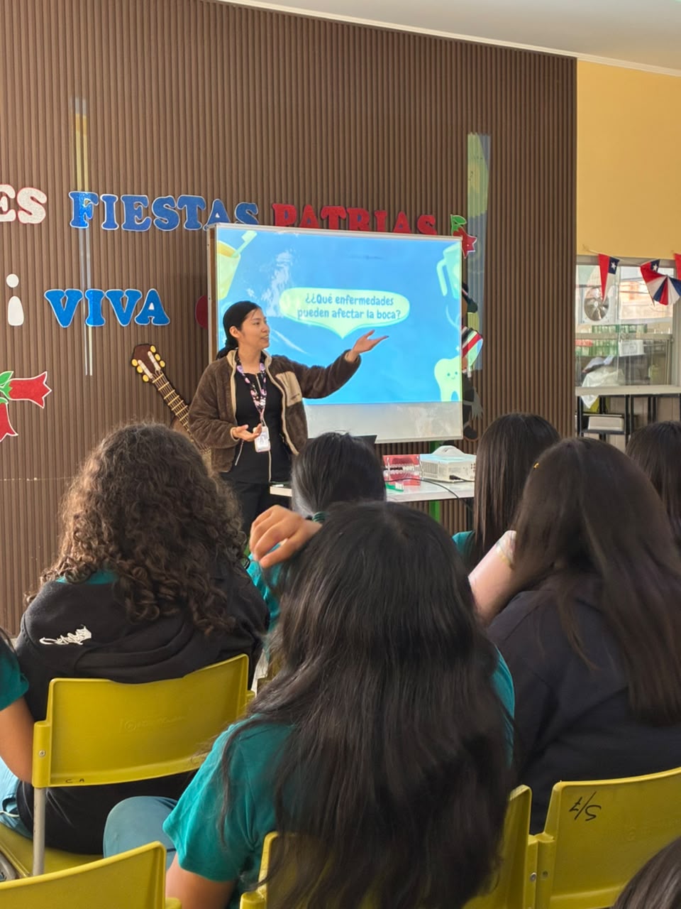 Estudiantes de 6° básico participan en taller de educación odontológica