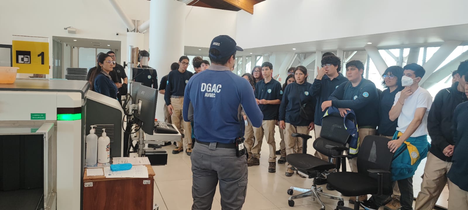 English Beyond the Classroom: Estudiantes viven el inglé en el Aeropuerto Chacalluta