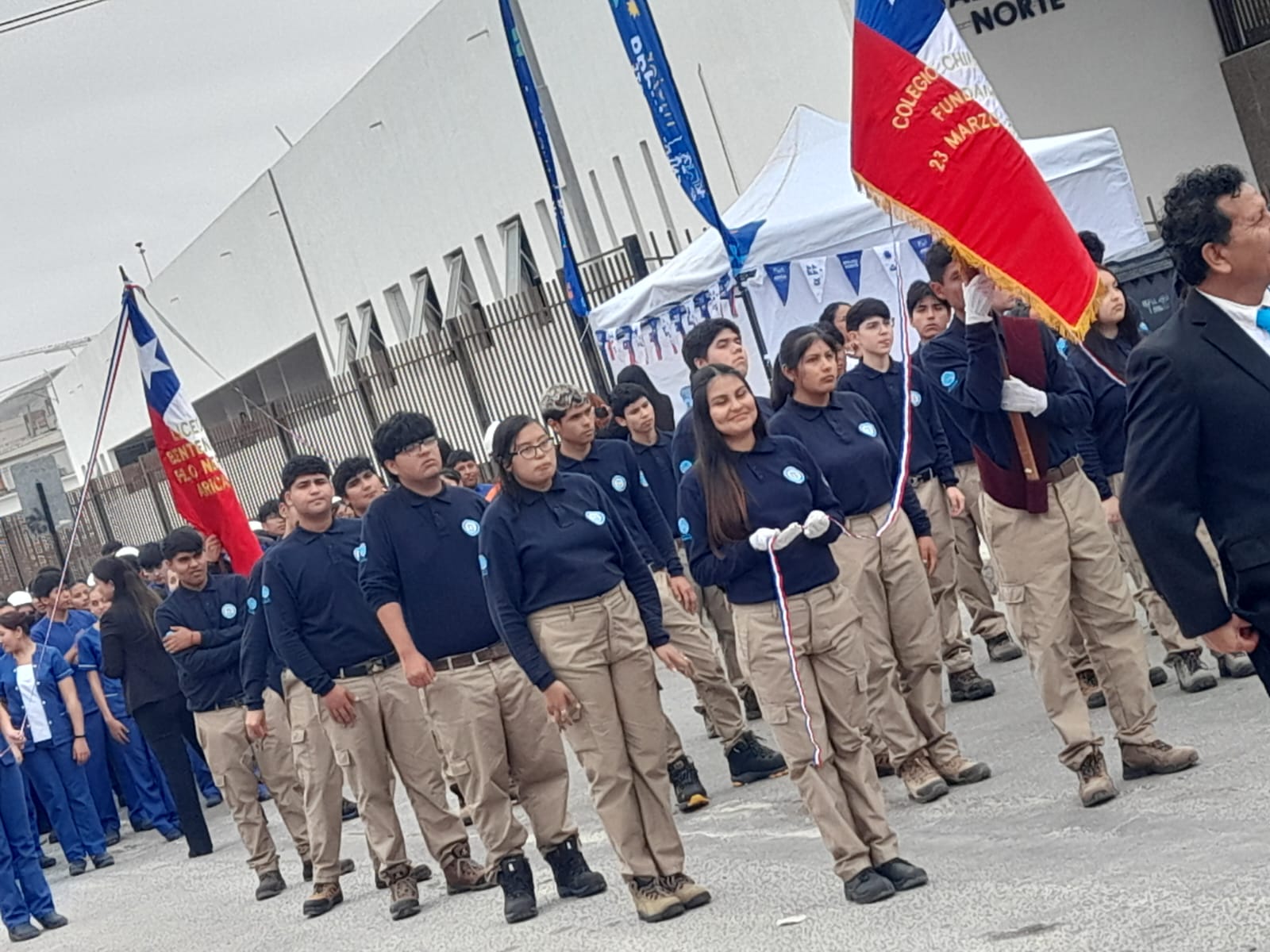 Estudiantes de 3° Medio TP representan al Colegio Chile Norte en el Desfile Cívico Social Norte 2026